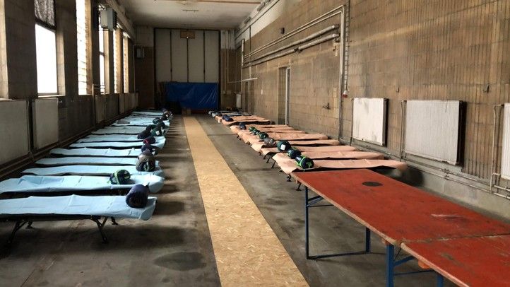 Foto: zimní nouzové centrum pro lidi bez přístřeší v areálu DEPO2015 231201_Depo_lidi_bez_domova_pristresi_1