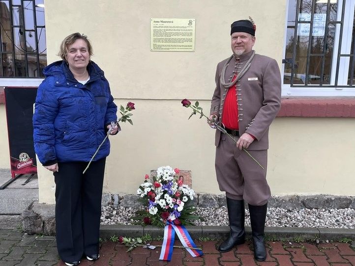V Křimicích uctili památku Anny Maurerové. Foto: Anna Brejchová 240306_polozeni_kvetin_maurerova_02