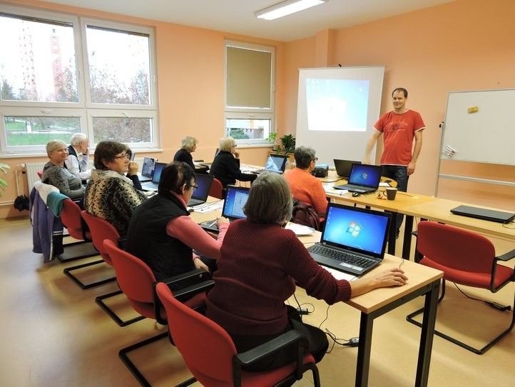 IT kurzy pro seniory. 240314_totem_02