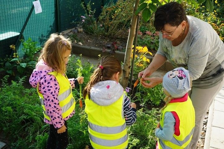 Děti na doubravecké zahradě. 240314_totem_03