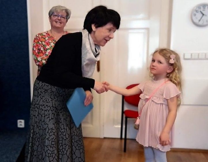 Radní Eliška Bartáková s vítězkou Esterkou. Foto: Lenka Kotroušová 240318_ctenar_roku_01