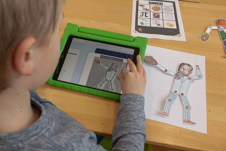 Zdroj fotografií: Centrum robotiky 240403_Pi_day_SIT_deti_pc_2