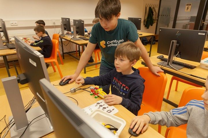 Zdroj fotografií: Centrum robotiky 240403_Pi_day_SIT_deti_pc_3