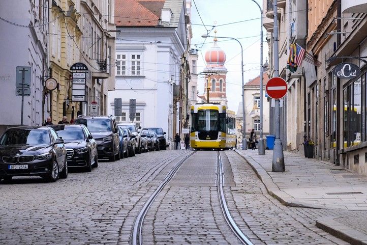 Zbrojnická ulice (foto: M. Pecuch) 240417_Doprava_Tram_Zbrojnicka_1