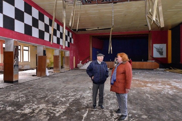 Uvnitř bývalého kulturního domu (foto: M. Pecuch) 240423_Cerveny_Hradek_byty_6