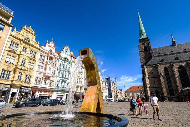 Náměstí Republiky v Plzni (ilustrační foto) 240425_Kasna_chrtice_namesti_1