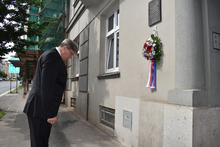 Položení květin v Resslově ulici. 240527_anthropoid_04