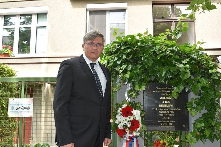 Položení květin v Čechově ulici. 240527_anthropoid_05