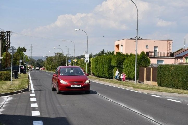 Na silnici v Radčicích se vrací provoz. Fotografie: R. Žáková 240902_radcice_silnice_01