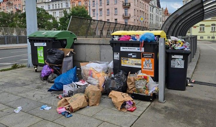 Stav před vyřešením nepořádku kolem nádob na mostu Ivana Magora Jirouse (zdroj foto: Facebook.com) 241015_Nadrazi_jizni_jizak_popelnice_8