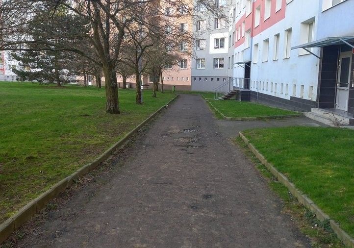 Žlutická ulice. Fotografie: Miroslava Pojerová 241112_chodniky_lochotin_01