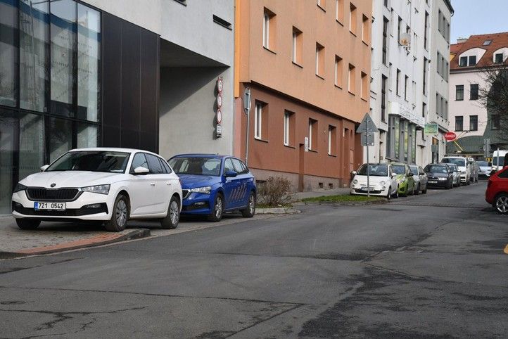 Papírnická ulice (foto: R. Žáková) 241128_Parkovani_Papirenska_1