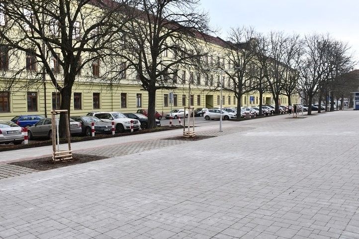 Upravený prostor před zimním stadionem. Fotografie: R. Žáková 241219_zimni_stadion_01