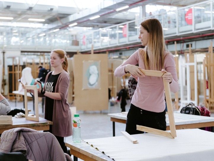 Fakulta designu a umění Ladislava Sutnara Západočeské univerzity v Plzni (FDU ZČU) spouští nový cyklus jarních kurzů pro veřejnost. Letos nabídne šest uměleckých oborů – mezi nimi šperk, malbu nebo fotografii. Zájemci o umění a design mají jedinečnou příležitost vzdělávat se pod vedením renomovaných umělců, designérů a kunsthistoriků. Výuka startuje už 10. února. 250114_Kurzy_Sutnarka_1