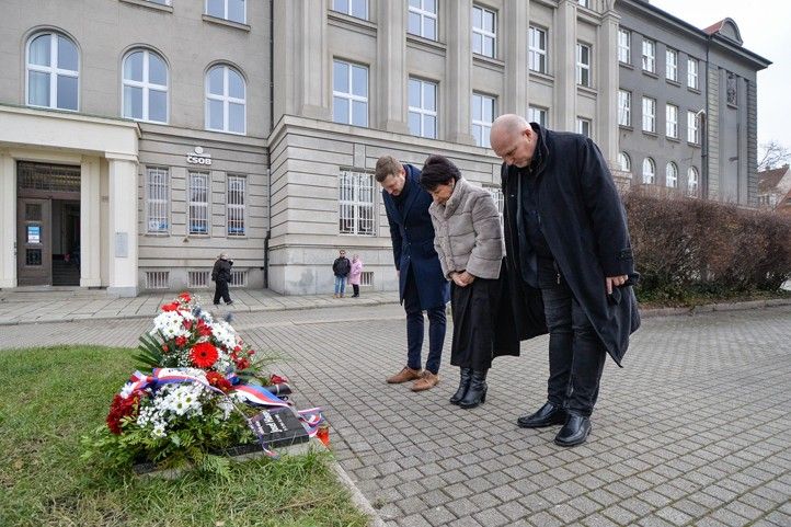 Položení květin k pamětní desce (fotografie: M. Pecuch) 250120_Hlavaty_2