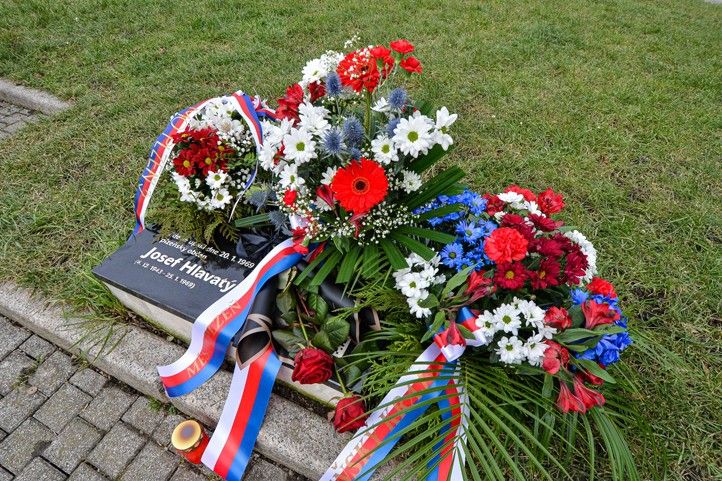 Položení květin k pamětní desce (fotografie: M. Pecuch) 250120_Hlavaty_4