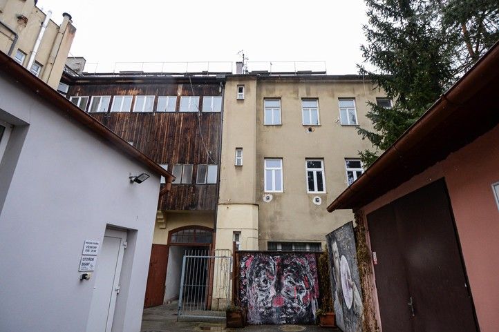 Dům a prostory na adrese Smetanovy sady 9 - současný stav (fotografie: M. Pecuch) 250213_Byty_Smetanovy_sady_9_3
