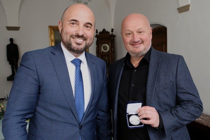 Spolumajitele plzeňské fotbalové Viktorky a dlouholetého přítele Adolfa Šádka přijal v úterý 4. března 2025 v den jeho kulatých 50. narozenin primátor města Plzně Roman Zarzycký. Muži, jenž patří mezi nejvýznamnější osobnosti českého fotbalu, poděkoval za vše, co v čele Viktorky dokázal a popřál mu úspěch i do dalších let. Symbolicky si pro setkání primátor zvolil viktoriánskou kravatu, Adolf Šádek přijal pozvání i s partnerkou a dcerkou. 250304_Sadek_2