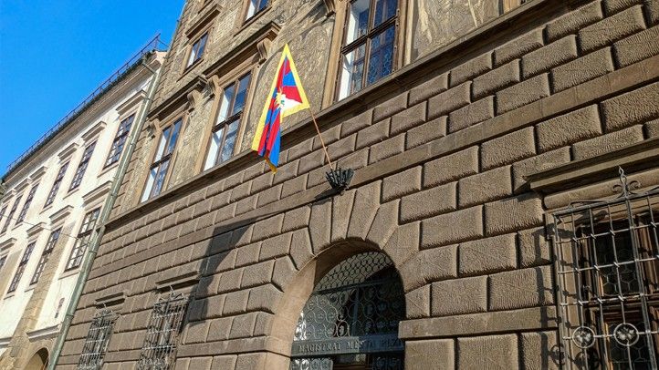 Foto: M. Pecuch 250310_Tibet_vlajka_radnice_1