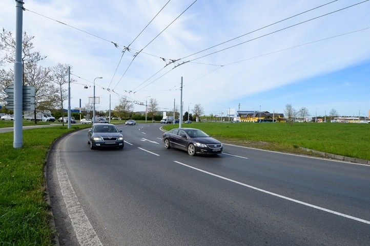 Okružní křižovatka u Makra (ilustrační foto: M. Pecuch) 250327_Kruhovy_objezd_Makro_1