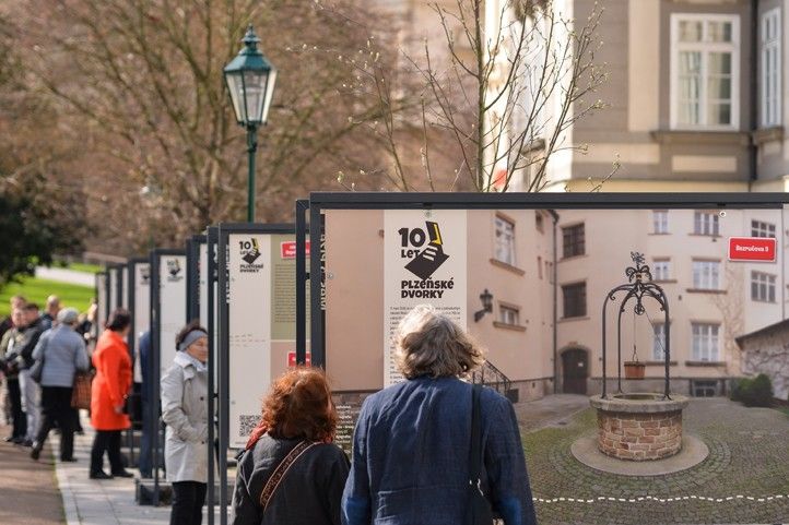 Fotografie z vernisáže výstavy: M. Pecuch 250401_Vystava_Dvorky_1