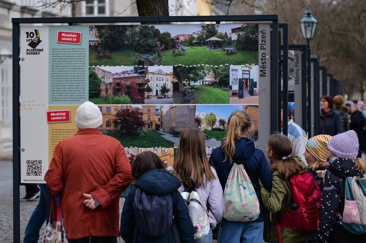 Fotografie z vernisáže výstavy: M. Pecuch 250401_Vystava_Dvorky_3
