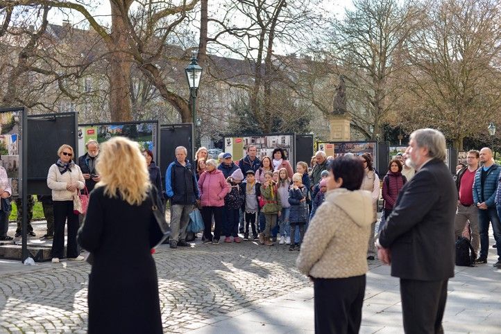 Fotografie z vernisáže výstavy: M. Pecuch 250401_Vystava_Dvorky_6