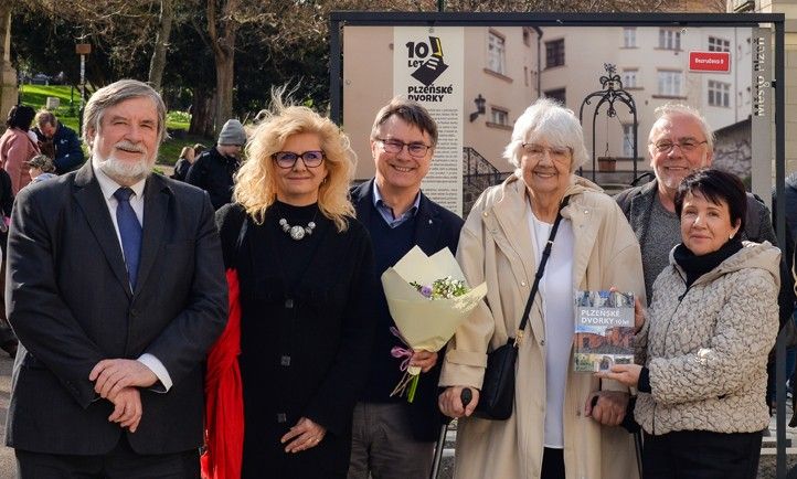 Fotografie z vernisáže výstavy: M. Pecuch 250401_Vystava_Dvorky_7