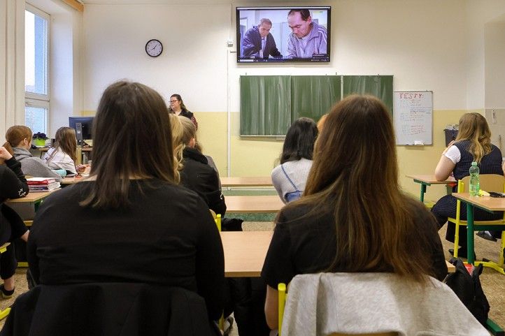 Beseda o bezdomovectví (fotografie: Z. Vaiz) 250402_Bezdomovi_skola_studenti_1