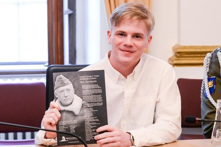 Předání stipendia gen. Pattona (fotografie: M. Pecuch) 250506_Slavnosti_svobody_stipendium_Patton_1