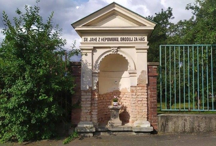 Kaplička svatého Jana Nepomuckého před rekonstrukcí (foto: I. Pelíšková) 250704_Kaple_Jan_z_Nepomuku_Pred