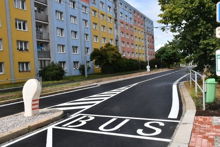 Opravená ulice na Dlouhých. Foto: R. Žáková 250801_Oprava_Na_Dlouhych_01