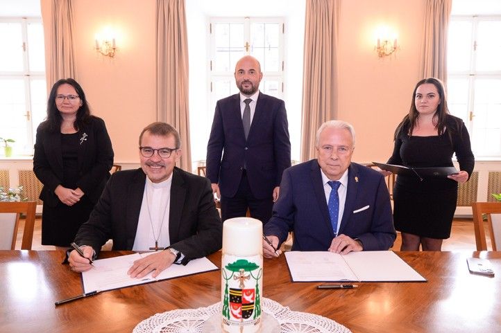 250930_Podpis_smlouva_Biskup_u_jeziska_2