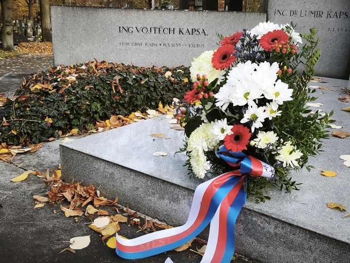 Foto z položení květin: G. Pavelková 251031_Vojtech_Kapsa_pieta_1