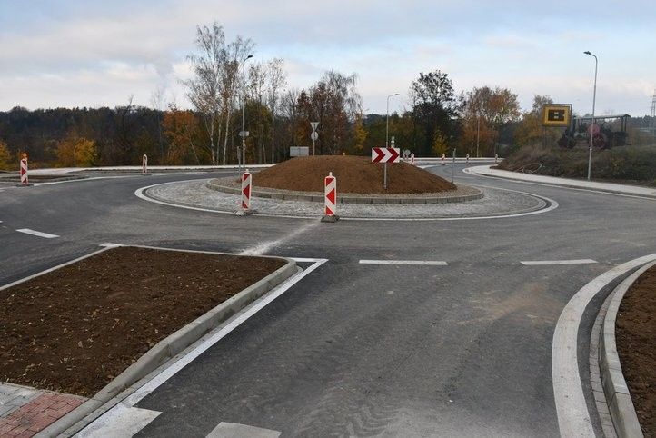 Nová okružní křižovatka u Škodalandu. Fotografie: R. Žáková 251107_krizovatka_litice_03
