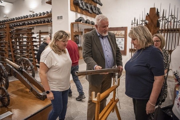 Fotografie z vernisáže a zrekonstruované zbrojnice v hlavní budově muzea (zdroj fotografií: ZČM v Plzni) 251121_Zbrojnice_ZCM_3