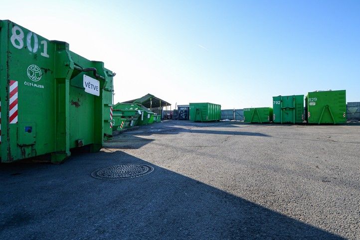 260204_Odpad_kontejner_Sber_dvur_Unesovska_2