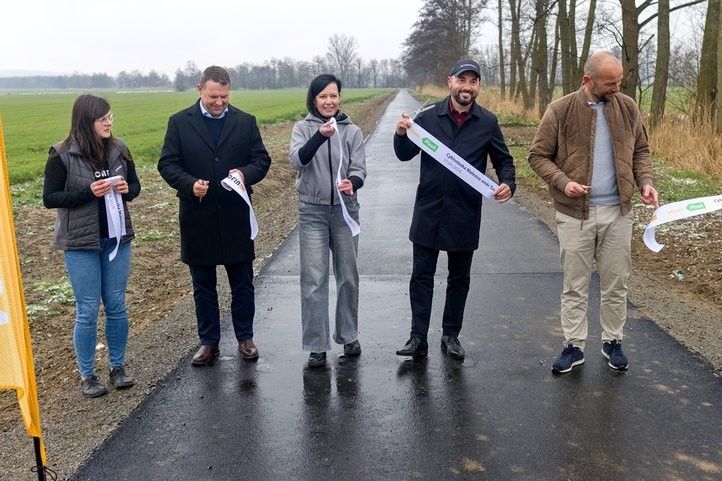 Nový úsek propojil cyklostezku z Malesic do Města Touškova. Fotografie: P. Eret 260410_Cyklo_Malesice_Touškov_01