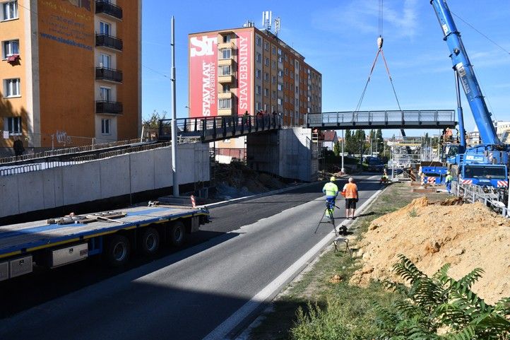 Usazení lávky přes Rokycanskou (fotografie: R. Žáková) 260921_Lavka_Rokycanska_1
