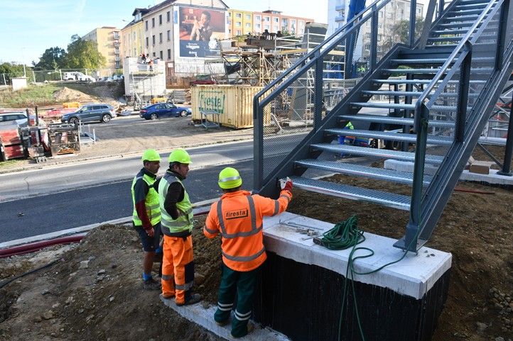 Usazení lávky přes Rokycanskou (fotografie: R. Žáková) 260921_Lavka_Rokycanska_3