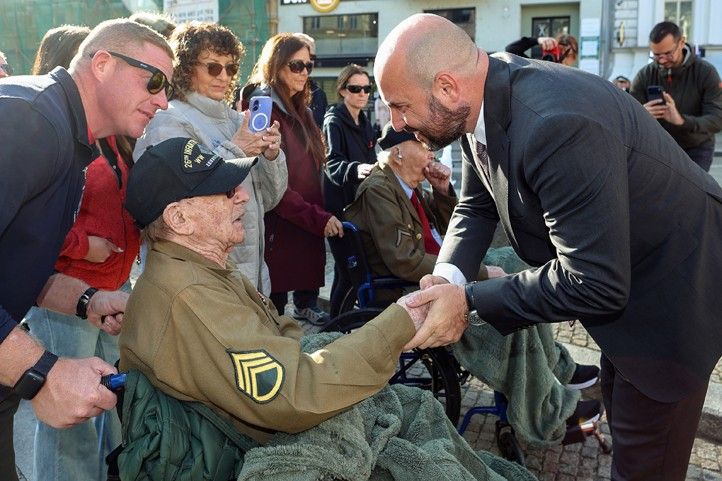 Položení květin u Díky, Ameriko! (fotografie: Z. Vaiz) 261006_Veterani_2