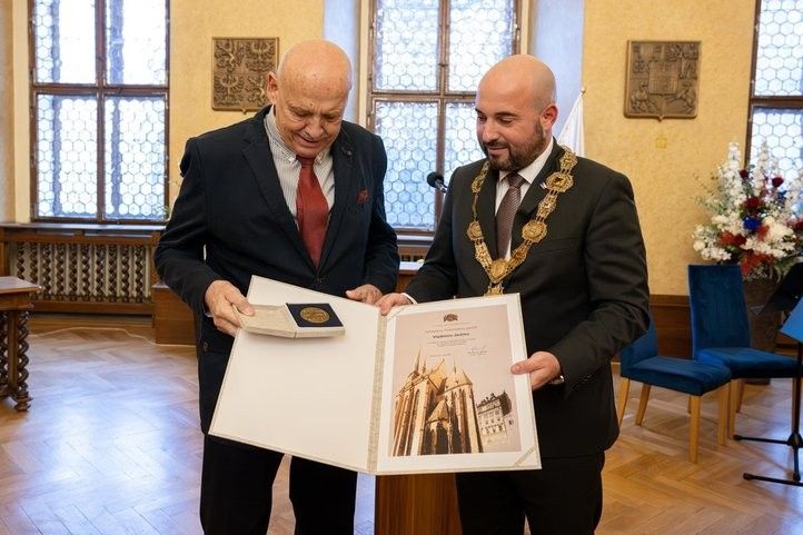 Vladimír Jarý s primátorem Romanem Zarzyckým 261028_PecetMestaPlzne_03