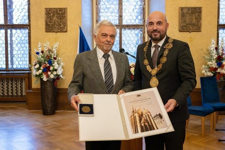 Cenu z rukou primátora převzal také Václav Skala. 261028_PecetMestaPlzne_05